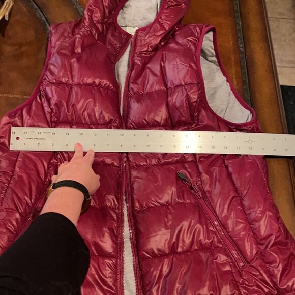 GORGEOUS SHEEN on this Cranberry Hoodie Puffer vest! - Picture 3 of 10